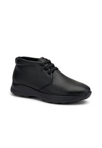 Scarpa nera in pelle alta fino alla caviglia con punta arrotondata, collo imbottito, suola spessa e lacci neri su sfondo bianco.