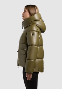 Olivgrüne Pufferjacke mit hohem Kragen, Frontreißverschluss und Seitentaschen. Ist mit einem glänzenden Finish und sichtbaren Nähdetails ausgestattet.