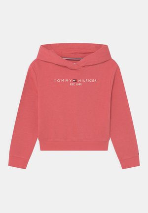 Koralowa bluza z kapturem z kieszenią kangurką, ściągaczami przy mankietach i u dołu. Na przodzie znajduje się białe logo "TOMMY HILFIGER EST. 1985".