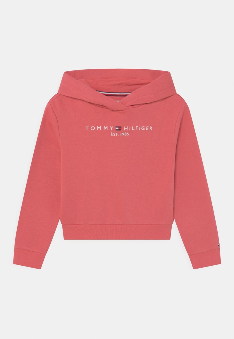 Sweatshirt à capuche corail avec une poche kangourou, des poignets et un ourlet côtelés. Il présente le logo blanc "TOMMY HILFIGER EST. 1985" sur le devant.