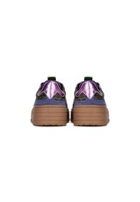 Baskets chunky avec un talon en satin violet, une tige en noir et imprimé léopard, et une semelle en caoutchouc marron. Présente un onglet de tirage vert pour un enfilage facile.