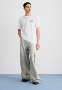 Dickies AITKIN CHEST TEE - Camiseta estampada - white/dark forest