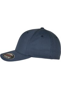 Marineblå baseballcaps med rund krone, buet skjerm og ventilasjonsåpninger. Inkluderer et sirkulært logo-klistremerke på skjermen.