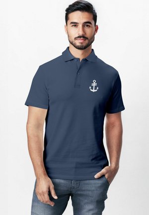 Dunkelblaues Poloshirt mit kurzen Ärmeln, versehen mit einem weißen Ankerlogo auf der linken Brust. Glatte Stoffqualität und klassisches Kragendesign.