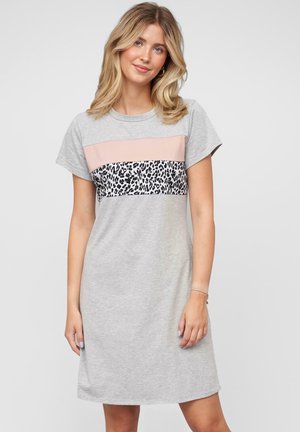 Siva haljina s t-shirt izrezom i kratkim rukavima, s ružičastom horizontalnom prugom i crnim leopard uzorkom oko struka. Mekani pamuk.