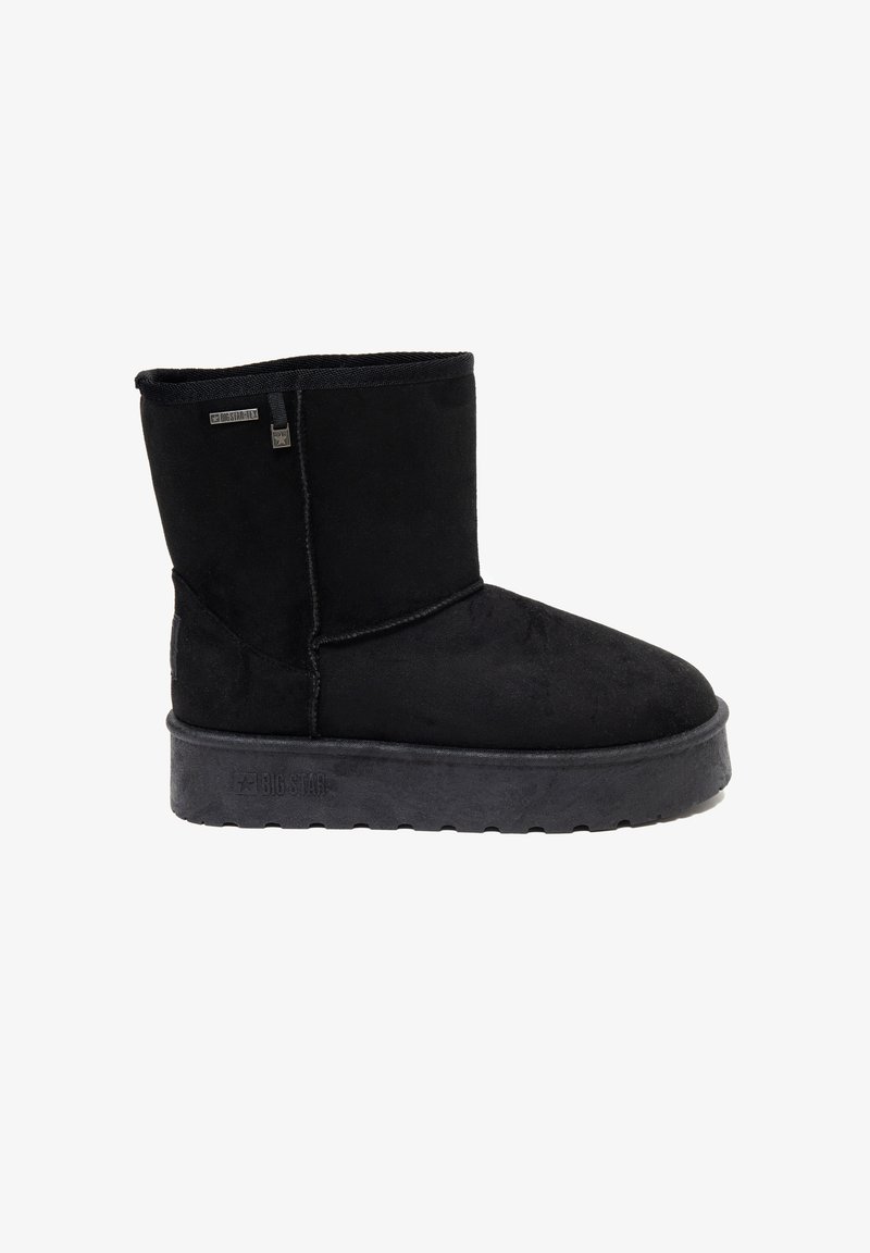 Černé kotníkové boty z usně s kulatou špičkou, plochou gumovou podrážkou a prošívanými detaily; mají malou značkovou etiketu na boku.