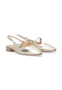Metalické zlaté slingback baleríny s špičatou špičkou, malým podpatkem a sponou na pásku. Hladký povrch, minimalistický design.