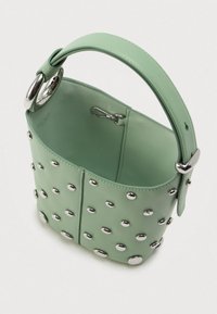 Πράσινη δερμάτινη τσάντα τύπου μπούκερ με ασημένια καρφιά, στρογγυλή λαβή και κλείσιμο εσωτερικά. Απαλή υφή και σύγχρονος, δομημένος σχεδιασμός.