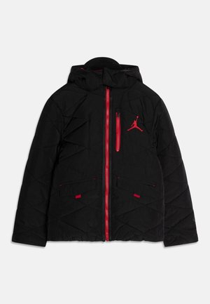 Sort polstret jakke med hætte, rød lynlås og accenter, brystlomme og rød Jumpman-logo på venstre bryst.