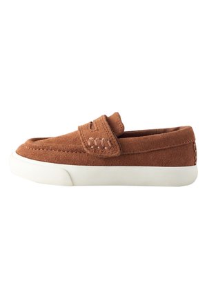 Scarpa slip-on in camoscio marrone con suola in gomma bianca e cuciture decorative sulla parte superiore, mostrata di lato su sfondo bianco.