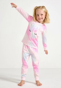 Ensemble de pyjama rose clair avec un motif de licorne. Manches longues, tissu doux et un dégradé multicolore aux tons pastel. Poignets et taille élastiqués.