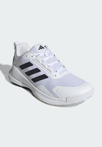 Białe sportowe sneakersy z czarnymi paskami, siateczkową cholewką, wyściełaną podeszwą i sznurówkami, pokazane pod kątem z przodu na jednolitym tle.