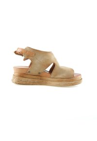 Sandale beige en cuir à bout ouvert avec semelle épaisse, bride arrière et découpes latérales, vue de profil extérieur sur fond blanc.