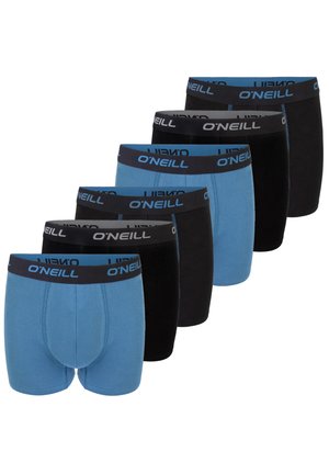 Zes paar O'Neill herenboxers, afwisselend in blauw en zwart, gerangschikt in een verspringende rij.