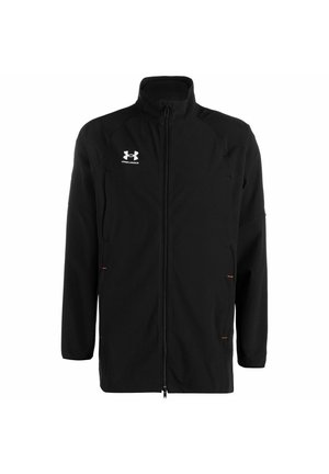 Schwarze Jacke mit durchgehendem Reißverschluss, hohem Kragen, langen Ärmeln, zwei Fronttaschen und weißem Under Armour-Logo auf der linken Brust.
