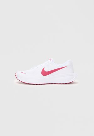 Scarpa sportiva bianca con logo Nike swoosh rosa e dettagli rosa sulla suola su uno sfondo grigio chiaro uniforme.