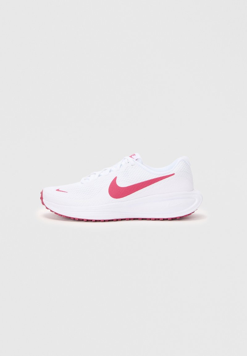Chaussure de sport blanche avec logo Nike swoosh rose et détails roses sur la semelle sur un fond gris clair uni.