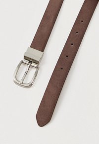 Cinto de couro castanho com textura suave, fivela retangular de metal prateado e vários buracos de ajuste ao longo da correia.