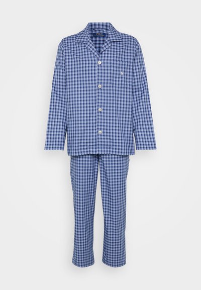 Conjunto de pijama a cuadros azul y blanco que incluye una camisa con botones y un bolsillo en el pecho, y pantalones con cintura elástica a juego. Material de algodón.