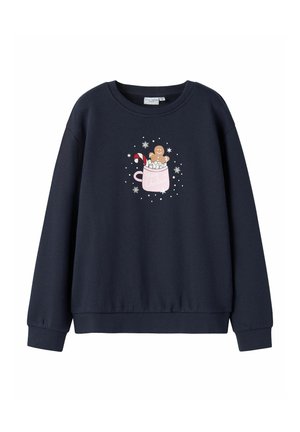 Marineblauwe sweatshirt met een geprinte afbeelding van een roze mok met warme chocolademelk, marshmallows, een peperkoekkoekje en een zuurstok.