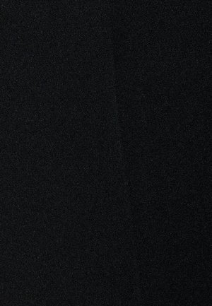 Musta kangas, jossa on sileä tekstuuri, tasainen kudonta ja ei näkyviä kuvioita. Väri on yhtenäinen ja siinä on kevyt kiilto.