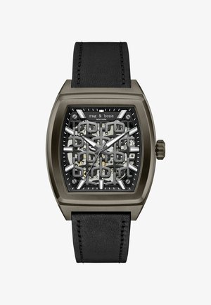 Orologio con cinturino in pelle nera che presenta una cassa rettangolare in metallo scuro gunmetal, un quadrante scheletrato intricato, dettagli argentati e marcatori delle ore audaci.