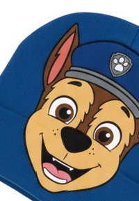 Blauwe beanie met een cartoonachtige hondenkop, met opvallende bruine tinten, grote bruine ogen en een grijze accentkap. Gemaakt van gebreide stof.