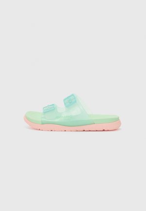 Groene en roze slide-sandalen met een doorzichtige design, twee verstelbare banden, een gestructureerde voetbed en een rubberen buitenzool. Merknnaam zichtbaar.