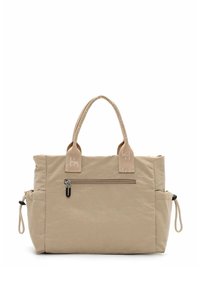 Beige taske lavet af blødt stof med to top hanke, en front lomme med lynlås og side snoretræk. Har logo accenter på stropperne.