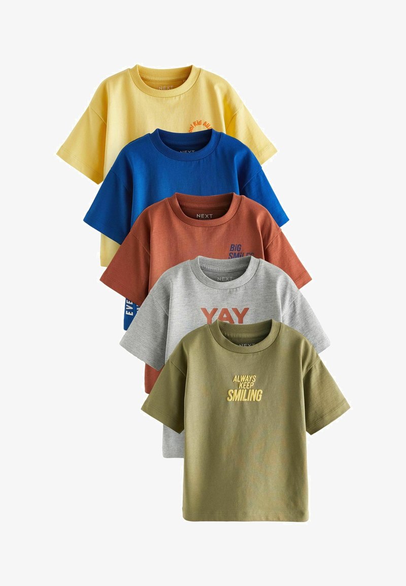 Fünf Kurzarm-T-Shirts in Gelb, Blau, Braun, Grau und Olivgrün mit Textdesigns. Aus Baumwolle und mit klassischem Schnitt.