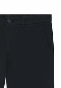 Ciemnoniebieskie spodnie wykonane z bawełny o gładkiej strukturze. Posiadają zapięcie na guzik, boczne kieszenie oraz subtelne detale w szwie.