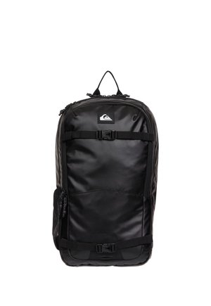 Schwarzer rechteckiger Rucksack mit zwei verstellbaren Frontgurten, einem Tragegriff oben und einem kleinen Logopatch nahe der oberen Mitte.