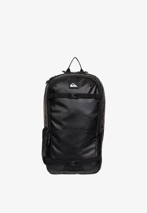 Sac à dos rectangulaire noir avec deux bretelles avant réglables, une poignée supérieure et un petit patch logo près du centre supérieur.
