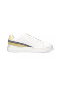 Sneaker bianco con tomaia in pelle liscia, caratterizzata da accenti grigi e gialli sui lati, lacci piatti e una suola in gomma resistente.