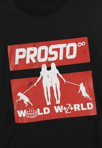Czarna koszulka z grafiką w kontrastowych kolorach czerwonym i białym. Zawiera napis "PROSTO" oraz "WOLD WORLD" i postacie z psami.