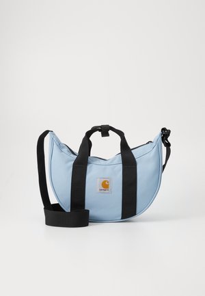 Lichtblauwe, halvemaanvormige tas met zwarte handvatten en verstelbare schouderriem, met een Carhartt-logopatch aan de voorkant.