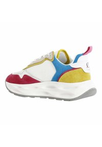 Buntfarbiger Sneaker mit weißen Leder- und Wildlederakzenten in Rot, Blau, Gelb und Pink. Verfügt über eine klobige Sohle und strukturierte Materialien.
