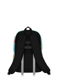 Mochila con una tela turquesa que presenta patrones florales, tirantes acolchados negros y un asa en la parte superior. El fondo es minimalista y blanco.