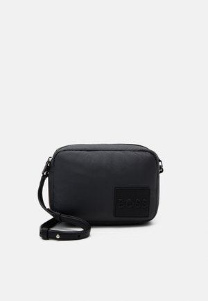 Bolso cruzado rectangular negro con correa ajustable y parche con el logo "BOSS" grabado en la parte frontal.