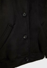 Crna suđena jakna s velikim crnim dugmadi, bočnim džepovima i teksturiranim završetkom s naboranim elastičnim pojasom.