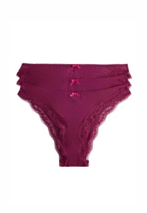Tre stablede mørk rosa bikinitype undertøj til kvinder med blonder og små matchende sløjfer midt for på linningen.