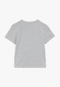 Jasnoszara krótko rękawowa koszulka z okrągłym dekoltem pokazana z tyłu na białym tle.