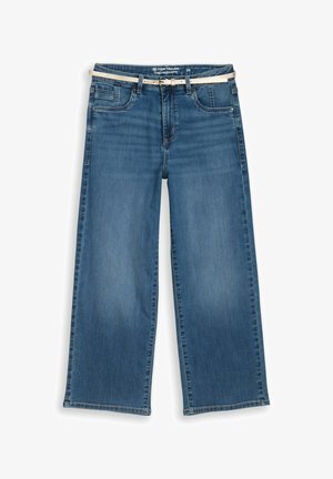 Niebieskie szerokie dżinsy z przodu i z tyłu z kieszeniami, szlufkami na pasek oraz beżowym wąskim paskiem przewleczonym przez talię.