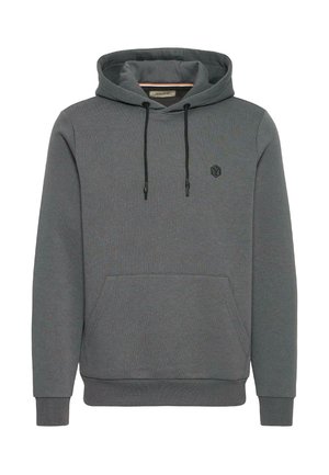 Sudadera gris de tela suave, con un bolsillo canguro, cordones ajustables y un pequeño logo negro en el lado izquierdo del pecho.