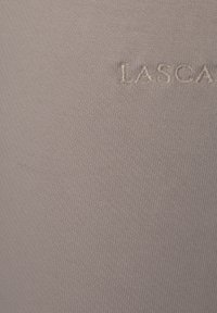 Svetlo šedá tkanina s rebrovanou textúrou, so tónovou výšivkou slova "LASCANA", ktoré je výrazne zobrazené.