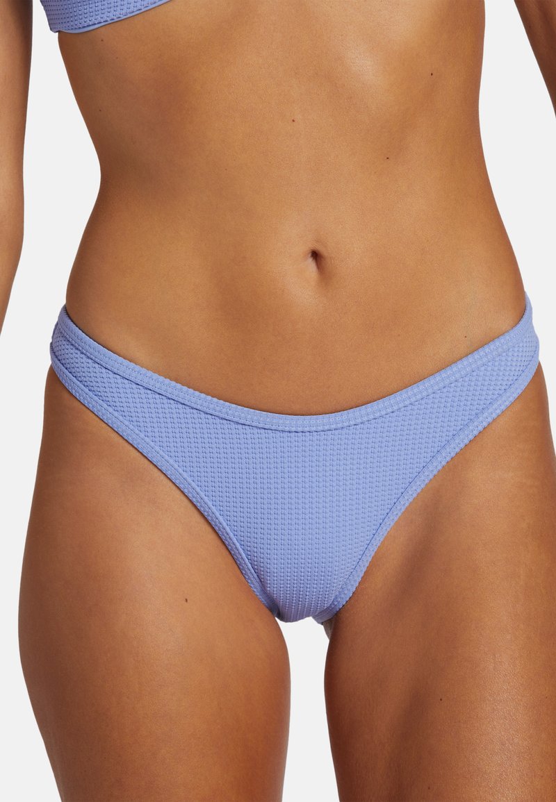 Světle fialové bikini kalhotky z texturovaného materiálu s nízkým pasem a minimálním pokrytím.