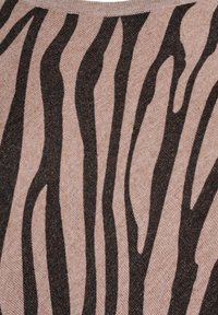 Tissu de pull en tricot de couleur beige clair avec de larges rayures noires de zèbre. Texture lisse avec un col rond et un motif uniforme tout au long.