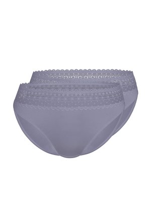 Zwei graue Damen-Slips mit einem breiten Spitzenbund, der florale Muster und gewellte Ränder aufweist, vor weißem Hintergrund dargestellt.