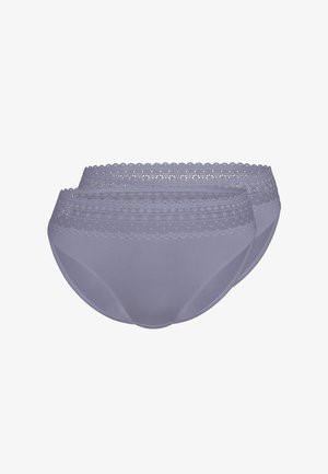 Zwei graue Damen-Slips mit einem breiten Spitzenbund, der florale Muster und gewellte Ränder aufweist, vor weißem Hintergrund dargestellt.