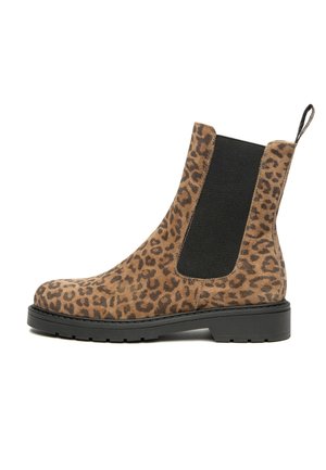 Stivali Chelsea in pelle scamosciata con stampa leopardata, caratterizzati da un pannello laterale elastico nero, punta rotonda e suola in gomma testurizzata.